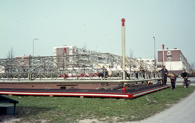804439 Afbeelding van de opbouw van een kermis aan de Churchilllaan te Utrecht.
